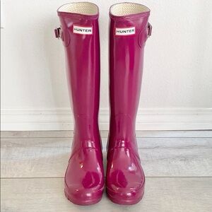 Hunter rain boots in magenta gloss